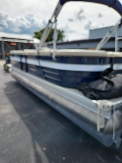 BOATZON | 2022 Crest Pontoons Classic LX 240 SLC BOATZON | 2022 Crest Pontoons Classic LX 240 SLC