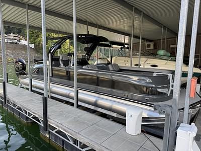 BOATZON | 2024 Manitou XT 27 Split Rear Windshield Srw BOATZON | 2024 Manitou XT 27 Split Rear Windshield Srw