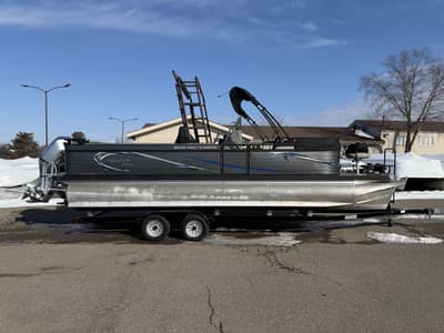 BOATZON | Angler Qwest 8524 Striper 2022 BOATZON | Angler Qwest 8524 Striper 2022