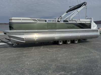 BOATZON | Avalon 23 Venture Quad Lounger 2026