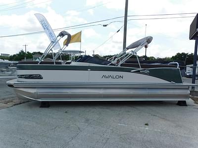 BOATZON | Avalon Catalina Platinum Quad Lounger 25 FT Windshield 2025