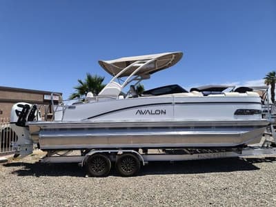 BOATZON | Avalon Catalina Quad Lounger Shift Windshield 23 FT 2026