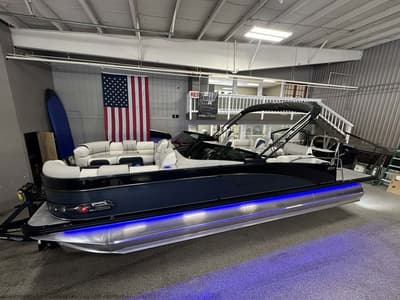 BOATZON | Avalon Catalina Quad Lounger Shift Windshield 25 FT 2026