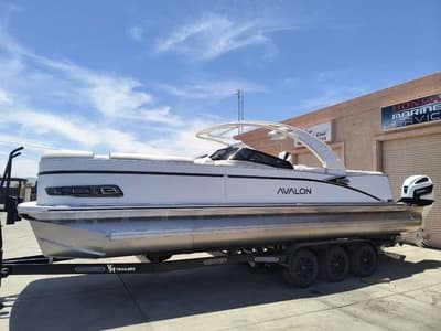 BOATZON | Avalon Catalina Quad Lounger Windshield 27 FT 2026