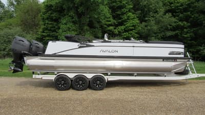 BOATZON | Avalon Catalina Versatile Rear Lounger 25 FT 2026