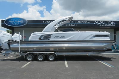 BOATZON | Avalon Excalibur Quad Lounge Windshield  27 2027