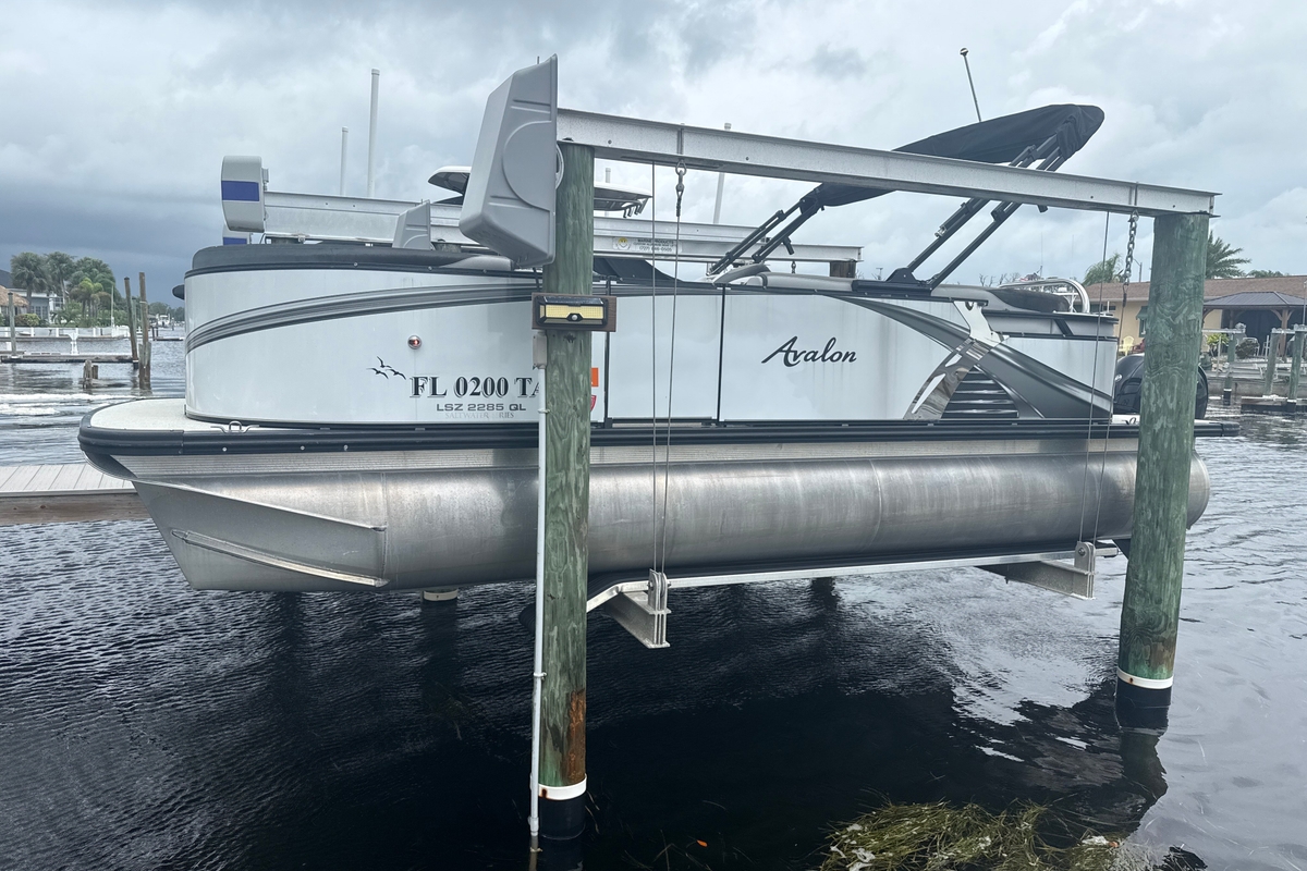 2021 Avalon LSV 2285 QL - Sold Boat