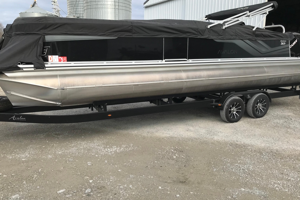 2025 Avalon VENTURE 2585 VERSATILE REAR BENCH - Sold Boat