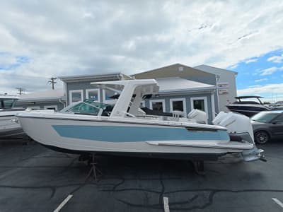 BOATZON | Aviara AV32 Outboard 2021