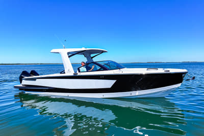BOATZON | Aviara AV32 Outboard 2024