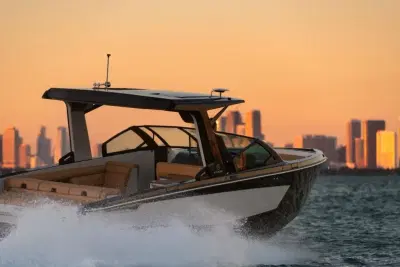 BOATZON | Aviara AV32 Outboard 2025