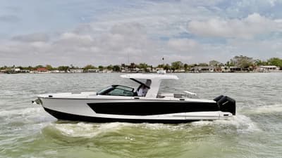 BOATZON | Aviara AV40 Outboard 2025
