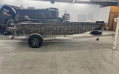 BOATZON | Avid 18 Commander 2026