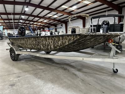 BOATZON | Avid 18 Commander 2026