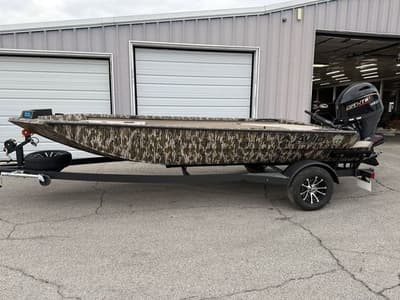 BOATZON | Avid 18 Commander 2026