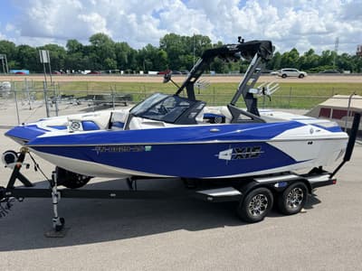 BOATZON | Axis A20 2016