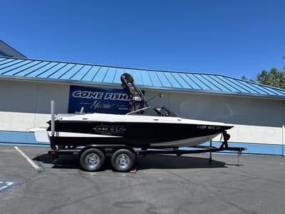BOATZON | Axis Wake Research A20 2015