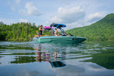 BOATZON | Axis Wake Research A200 2026