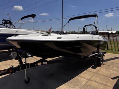 BOATZON | Bayliner E18 2026