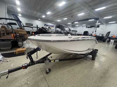 BOATZON | Bayliner M15 2025