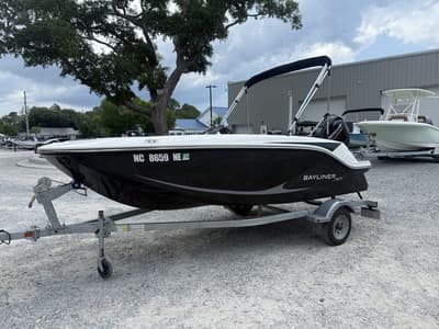 BOATZON | Bayliner M15 2025
