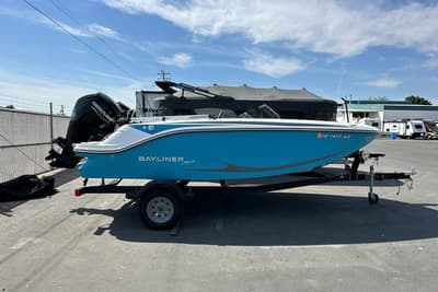 BOATZON | Bayliner M17 2024