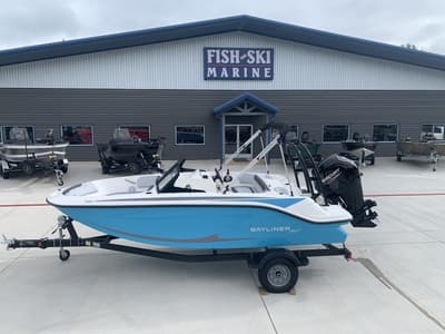 BOATZON | Bayliner M17 2026