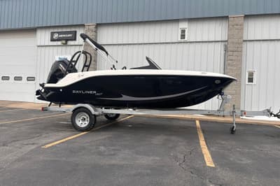 BOATZON | Bayliner M17 2026