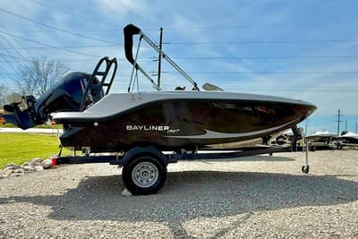 BOATZON | Bayliner M17 2026