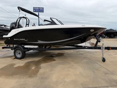 BOATZON | Bayliner M17 2026