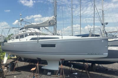 BOATZON | Beneteau Oceanis 301 2021