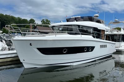 BOATZON | Beneteau Swift Trawler 37 Fly 2027