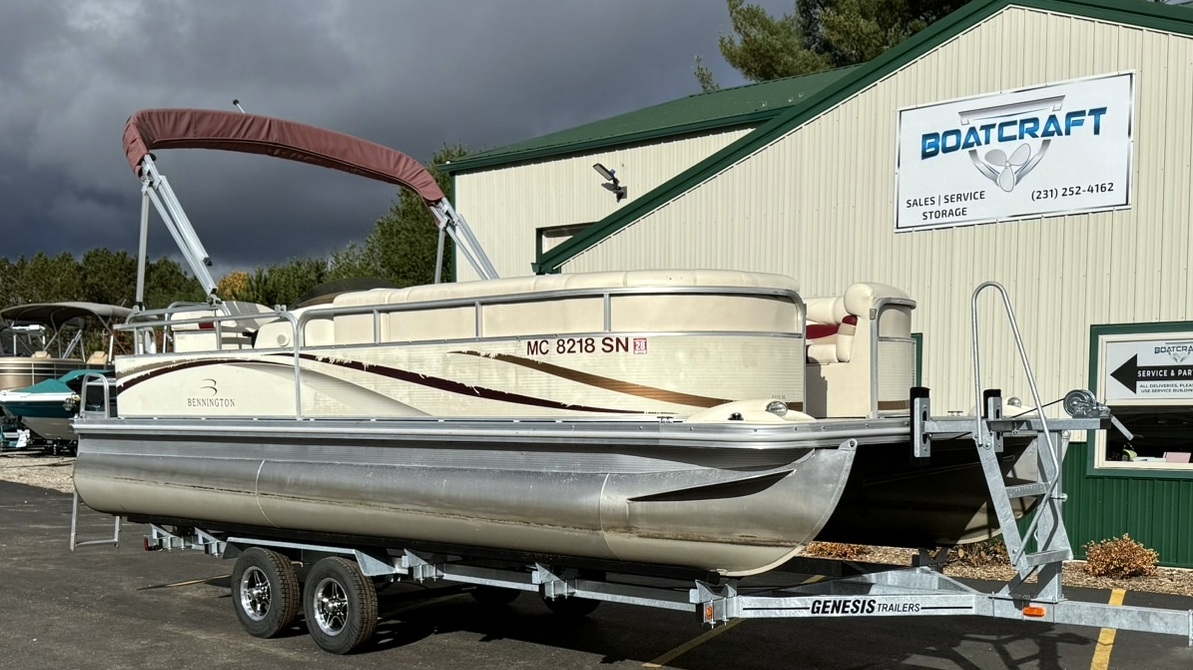 Bennington 23FT Pontoon 2004