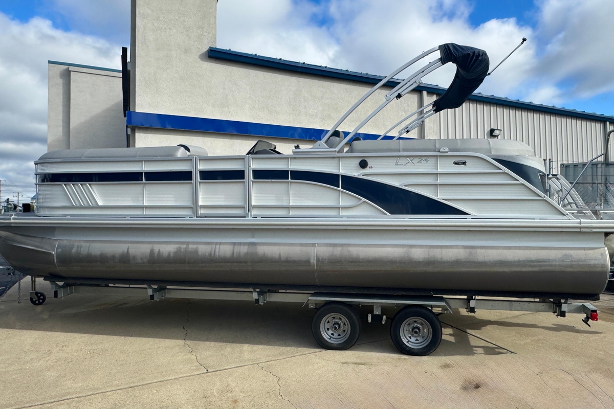 2023 Bennington 24 LXFB - Sold Boat