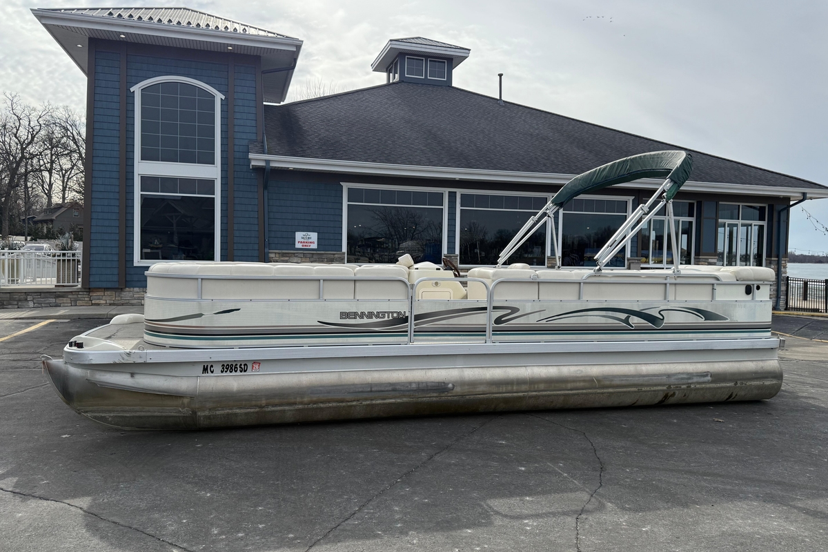 2001 Bennington 2550 RL - Sold Boat