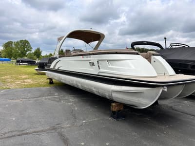 BOATZON | Bennington 28 QX Fast back Arch Triple Pontoon 2023