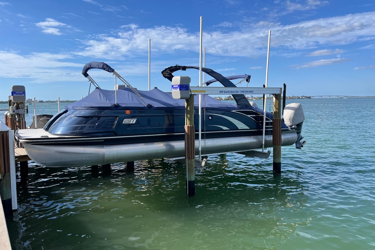 2025 Bennington 30 QX Swingback - Sold Boat