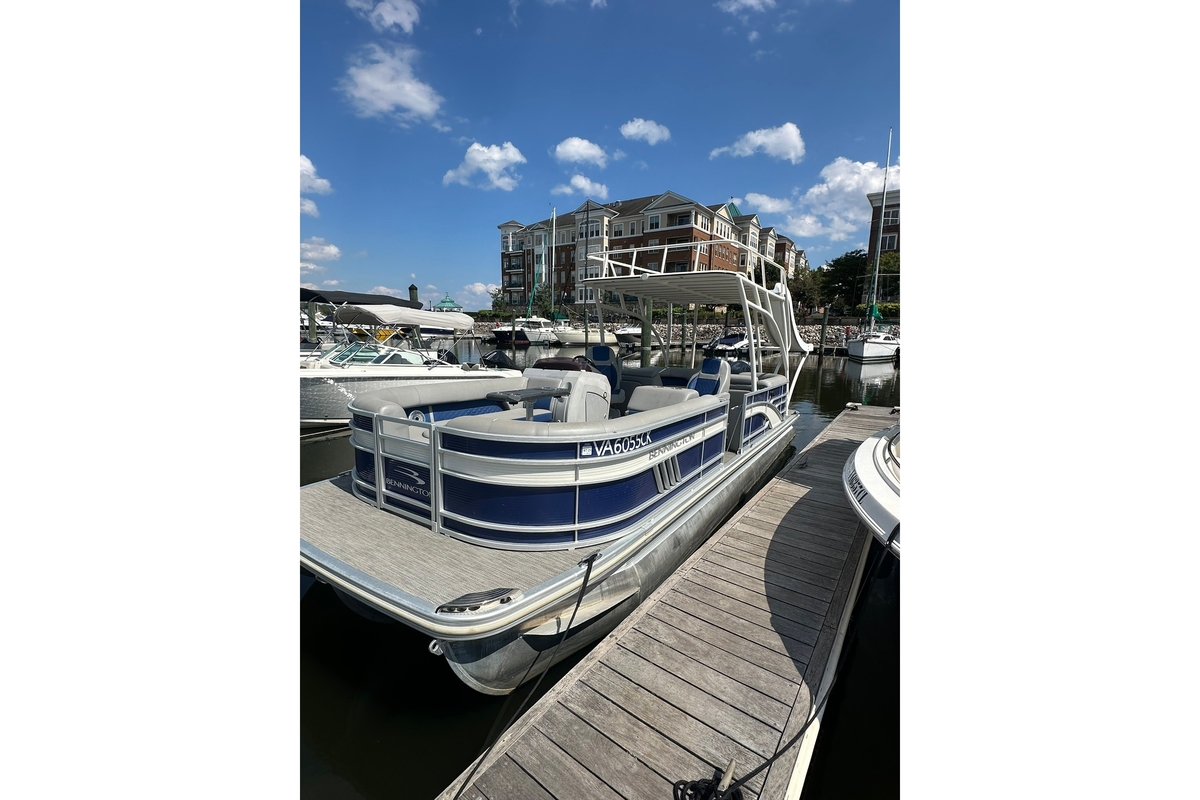 2021 Bennington L Bowrider 25 Swingback - Sold Boat