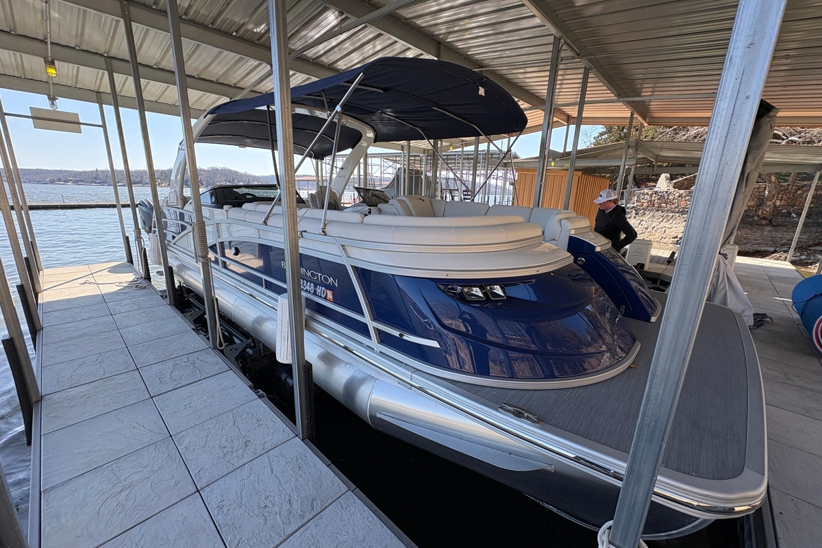 2023 Bennington QX 30 QXFBWA X2 Wide Beam - Sold Boat