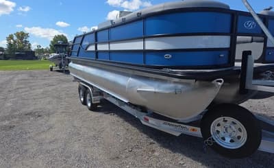 BOATZON | Bentley Pontoons 223 Swingback 2026