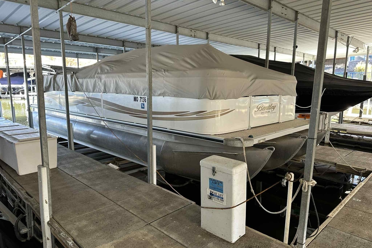 2011 Bentley Pontoons 240/243 Cruise - Sold Boat