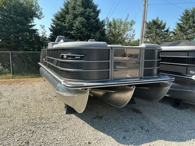 BOATZON | Bentley Pontoons Elite Swingback Dual Capt 223 XLP3 Chassis 2027