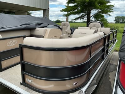 BOATZON | Bentley Pontoons Legacy 200 Swingback 2026