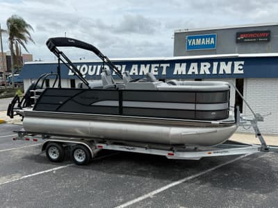 BOATZON | Bentley Pontoons Legacy 203 Swingback 2026