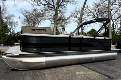 BOATZON | Bentley Pontoons Legacy 220 Cruise XL 2026