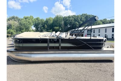 BOATZON | Bentley Pontoons Legacy 220 Navigator 2026