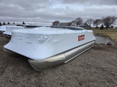 BOATZON | Bentley Pontoons Legacy 220 Navigator 2026