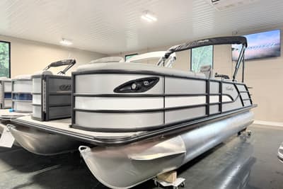 BOATZON | Bentley Pontoons Legacy 220 Swingback 2026