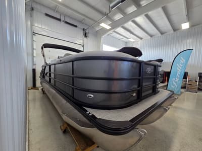 BOATZON | Bentley Pontoons Legacy 223 Navigator 2026