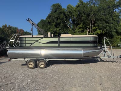 BOATZON | Bentley Pontoons Legacy 223 Navigator 2026
